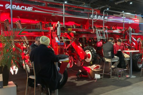 Apache presentó su nuevo modelo de sembradora dotada "con toda la tecnología y la fuerza de siempre"