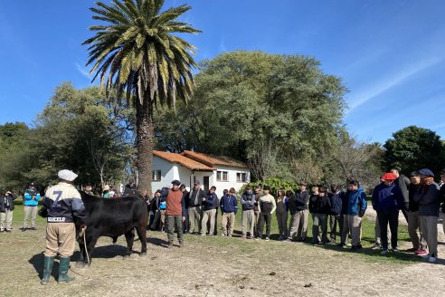 Estudiantes se capacitan en buenas prácticas lecheras, preservación del monte nativo y sanidad animal