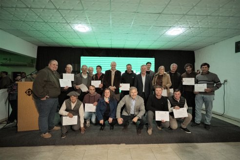 El gobernador entregó certificados de financiamiento por 1.000 millones de pesos a productores