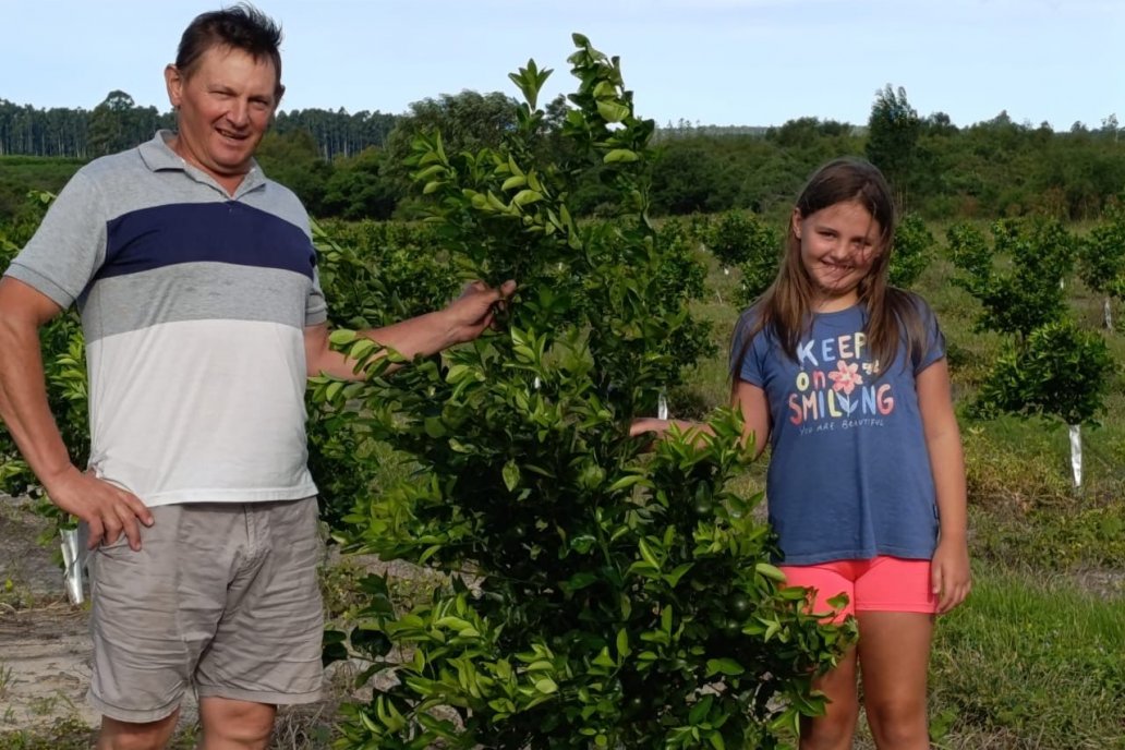 Víctor Hugo Pezelatto produce citrus en su quinta familiar de Federación.