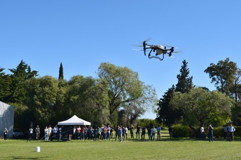 Operarios se capacitan en manejo de drones con fines agropecuarios
