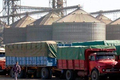 ¿Cuánto cuesta transportar maíz desde Tabossi a puertos santafesinos?