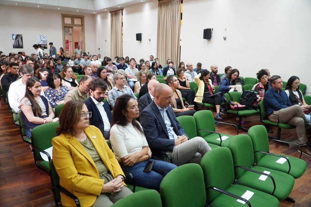 El foro comenzó en la sede de Ciencias Económicas de la UNER y sigue en Crespo.