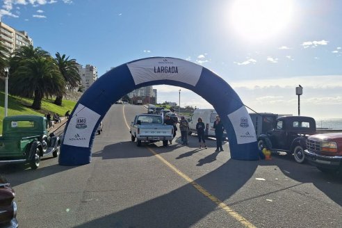 Entre el mar y la cuna del automovilismo: 60 autos clásicos recorrieron la ruta del campo argentino