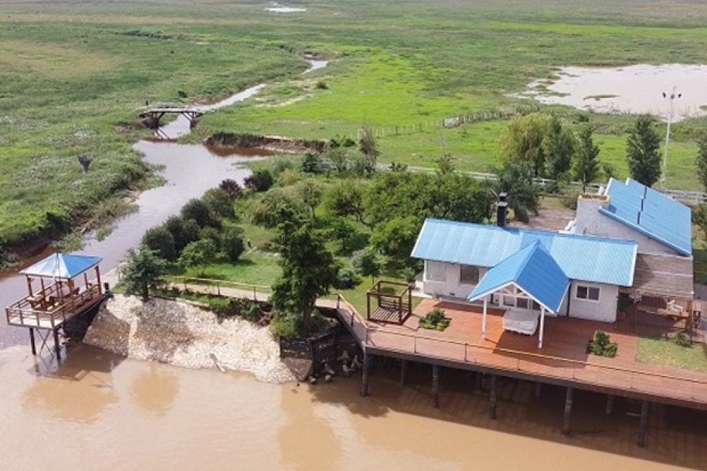 Movimientos de suelo sobre el curso de agua del arroyo Colorado